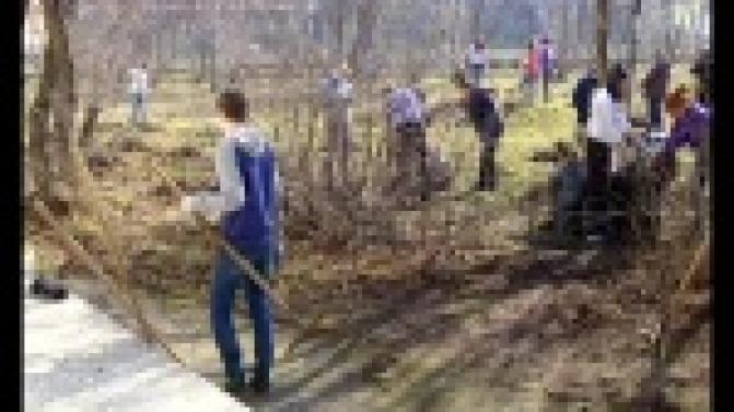 Центральные улицы чистят от мусора и грязи.