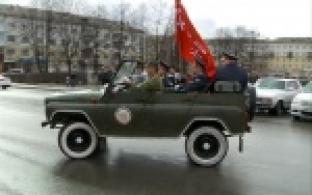 В субботу в Первоуральске побывала точная копия Знамени, водруженного советскими воинами над Рейхстагом