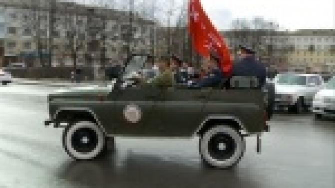 В субботу в Первоуральске побывала точная копия Знамени, водруженного советскими воинами над Рейхстагом