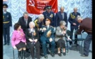 Первоуральцы торжественно встретили "Знамя Победы".