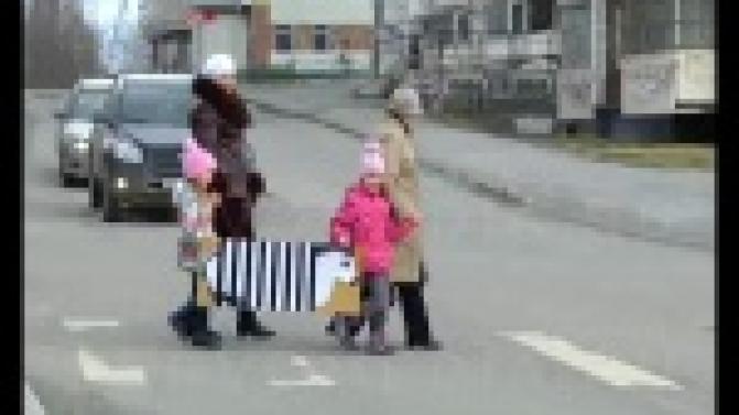 Знает маленький народ пешеходный переход.