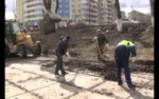 Новотрубники приводят в порядок городские аллеи и набережную Нижнего пруда