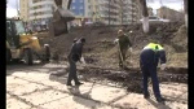 Новотрубники приводят в порядок городские аллеи и набережную Нижнего пруда