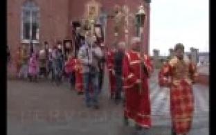 Колонной через весь город.