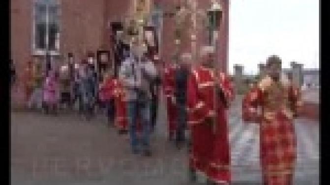 Колонной через весь город.