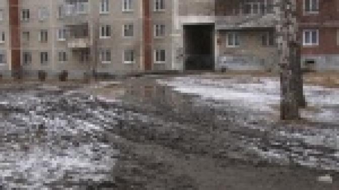 Весна для одних красна, для других грязна.