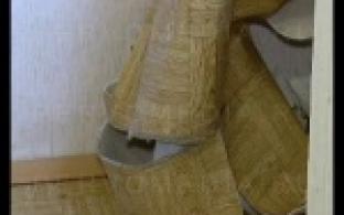 Отпавшие обои, прогнивший пол и абсолютно нерабочая обстановка