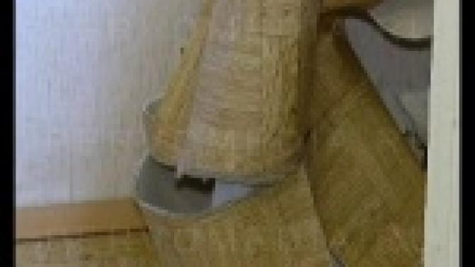 Отпавшие обои, прогнивший пол и абсолютно нерабочая обстановка