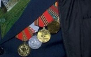 Награды - заслуженным героям.