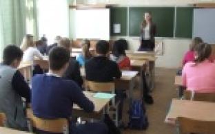 Выпускников школ готовят к поступлению в вузы.