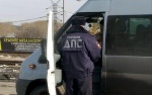 Инспекторы ГИБДД проверяют водителей автобусов.