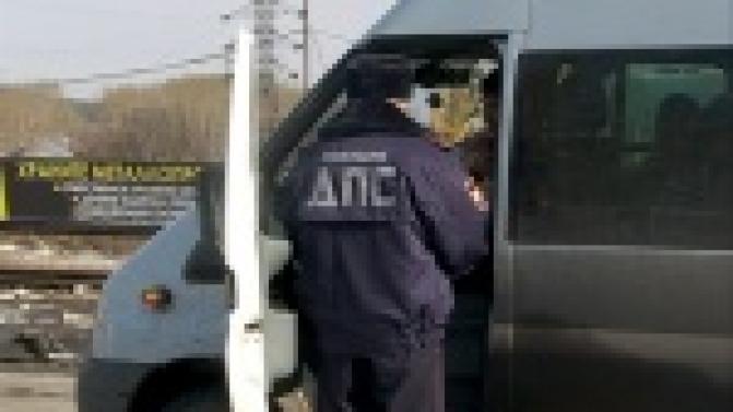 Инспекторы ГИБДД проверяют водителей автобусов.