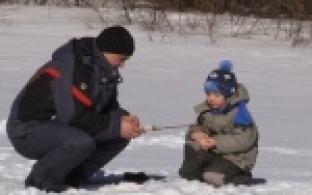 Белые металлурги проявляли своё мастерство в зимней рыбалке.