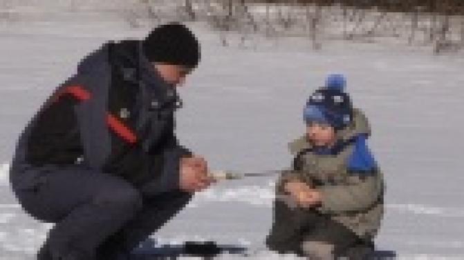 Белые металлурги проявляли своё мастерство в зимней рыбалке.