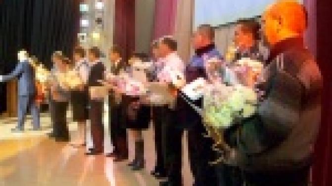 Лучших сотрудников жилищно-коммунального хозяйства наградили в центре детского творчества.