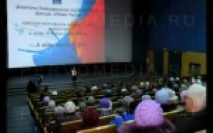 Пенсионеры и ветераны со всего города отправились сегодня в кинотеатр "Восход".