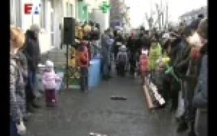 С Международным женским днём виновниц торжества поздравили роботы.