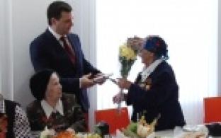 Женщинам - ветеранам Великой Отечественной Войны вручили юбилейные медали.