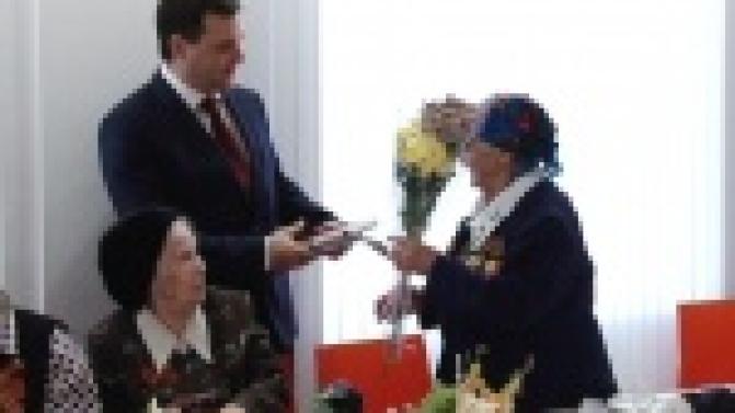 Женщинам - ветеранам Великой Отечественной Войны вручили юбилейные медали.