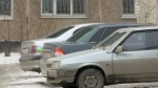 Накануне ночью в Талице неизвестные оставили пять отечественных машин без источников питания