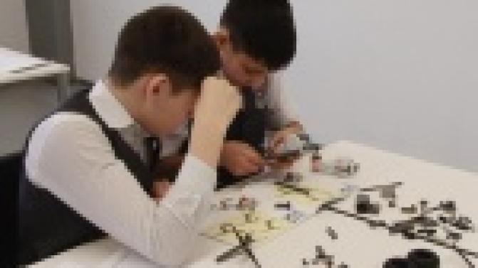 На площадке Образовательного центра группы ЧТПЗ состоялись первые городские соревнования школьников.