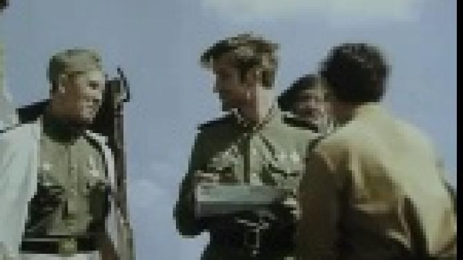 Ветераны со всех районов города пришли сегодня на бесплатный киносеанс.