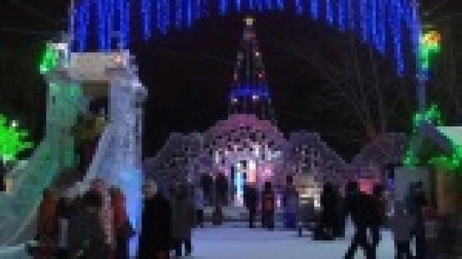 О празднике Новый год горожанам до сих пор напоминает Ледовый городок.