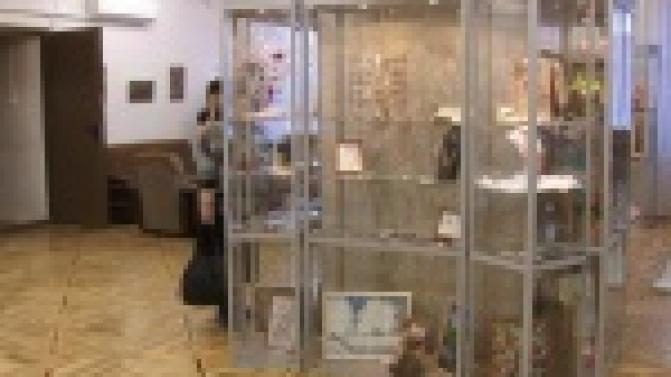 "Грани таланта" - так назвали свою первую художественную выставку две сестры.