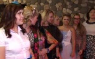 Очередной этап конкурса "Миссис Первоуральск" раскрывает вокальные данные конкурсанток