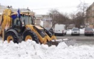 Все силы - на расчистку снега! Подготовка к весне в Первоуральске идет полным ходом.