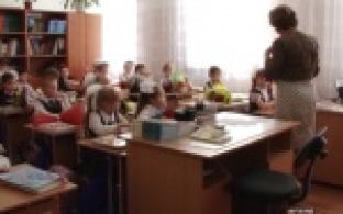 Портфели готовить еще рано, а вот определяться с выбором школы - уже пора!