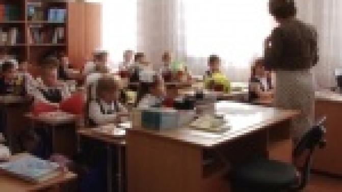 Портфели готовить еще рано, а вот определяться с выбором школы - уже пора!