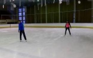 Известные первоуральцы примеряют коньки.