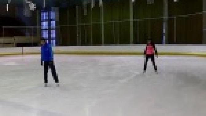 Известные первоуральцы примеряют коньки.