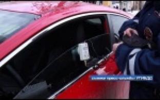 Растонировать свои автомобили прямо перед инспекторами пришлось накануне некоторым водителям.