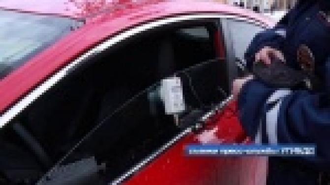 Растонировать свои автомобили прямо перед инспекторами пришлось накануне некоторым водителям.