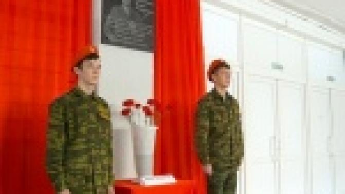 Учащиеся первой школы сегодня вспоминают о подвиге выпускника этого заведения Вадима Ахметова.