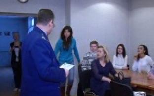 В прокуратуру пришли школьники.