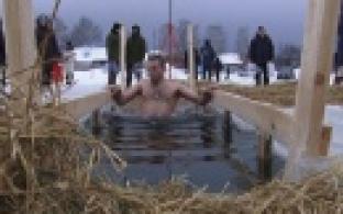Около тысячи первоуральцев окунулись в Иордань в крещенскую ночь.