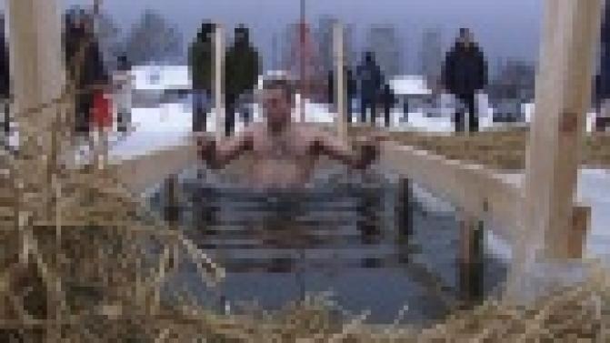 Около тысячи первоуральцев окунулись в Иордань в крещенскую ночь.