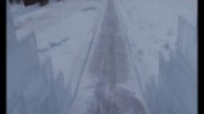 Ледяные скульптуры, горки и большая ёлка - это символы новогоднего праздника для многих горожан.