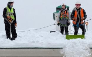 Жалобу на неубранный во дворе снег, нечищеные тротуары или крыши можно оставить через приложение «Госуслуги Дом»