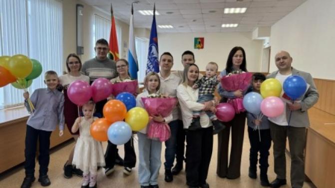 В Первоуральске ещё три молодые семьи получили сертификаты на улучшение жилищных условий