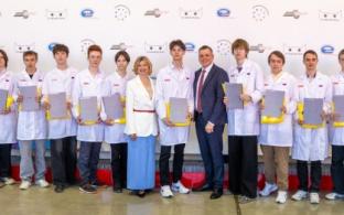 Операционный директор CYBERSTEEL Артём Коржов вручил договоры о целевом обучении будущим киберметаллургам