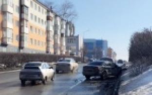 Две дорожные аварии в одном месте с интервалом в 15 минут произошли сегодня утром на проспекте Ильича