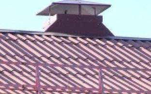 Специалисты управляющих компаний и ТСЖ Первоуральска продолжают чистить крыши домов и козырьки подъездов от снега и наледи