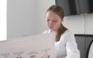 Тёмно-синяя одежда у руководителей, тёмно-зелёная – у врачей