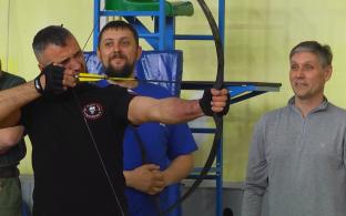 Проверить свои силы в стрельбе из лука, пауэрлифтинге и дартсе смогли участники специально военной операции из Первоуральска