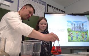 Опыты с металлом и пробы воздуха на анализ – необычный урок прошёл в одной из школ Первоуральска в честь Дня экологических знаний