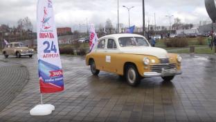 На центральных улицах Первоуральска сегодня можно было увидеть ретроавтомобили